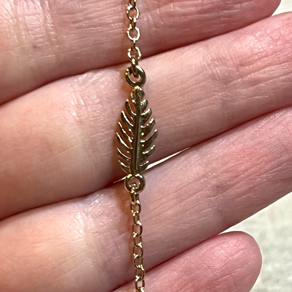 Dainty Gold Leaf Bracelet